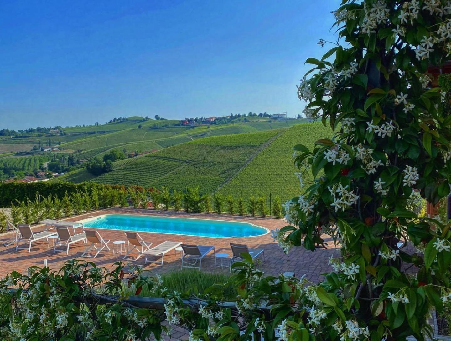 Panoramic Villa Garassino - Country Rooms And Fine Restaurant Treiso Dış mekan fotoğraf