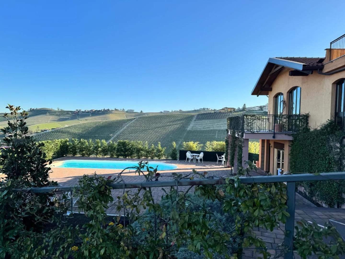 Panoramic Villa Garassino - Country Rooms And Fine Restaurant Treiso Dış mekan fotoğraf
